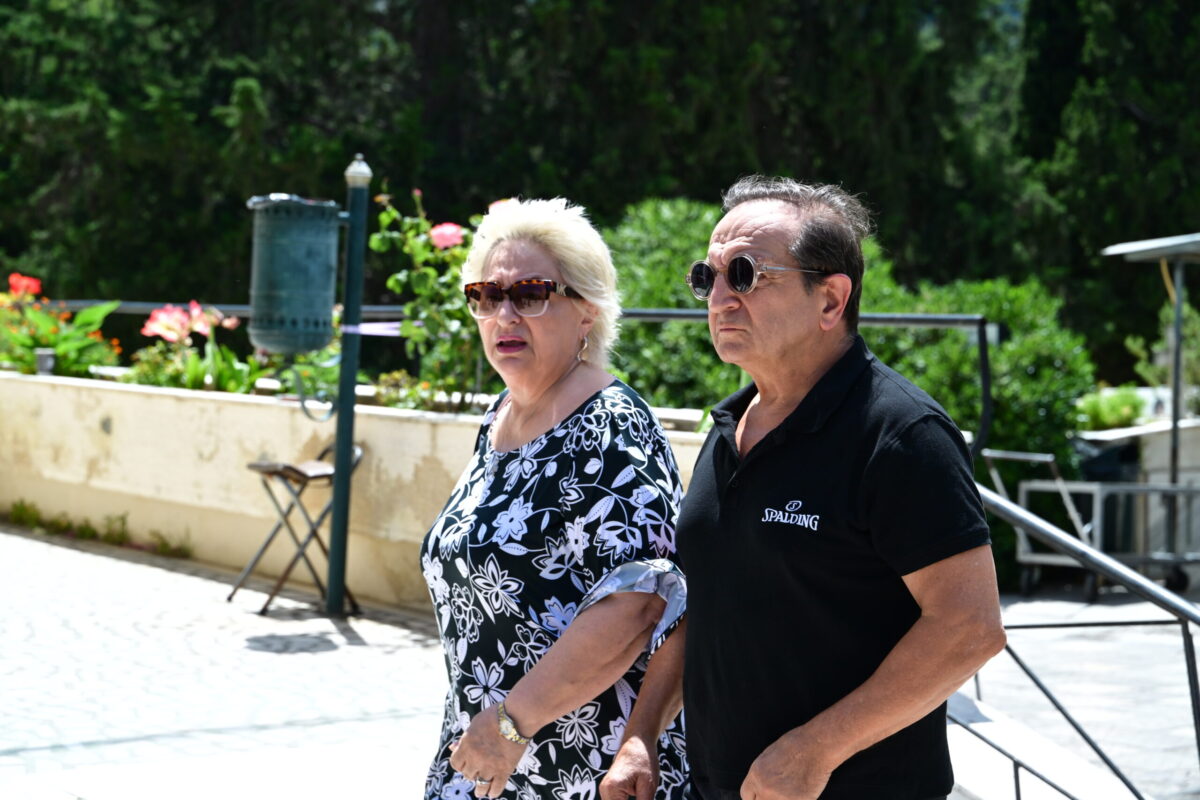 Κηδεία Σωτήρη Τσόγκα: Το τελευταίο αντίο στον ηθοποιό – Συντετριμμένη η σύζυγός του, Μαίρη Ραζή 25 Κηδεία Σωτήρη Τσόγκα: Το τελευταίο αντίο στον ηθοποιό – Συντετριμμένη η σύζυγός του, Μαίρη Ραζή