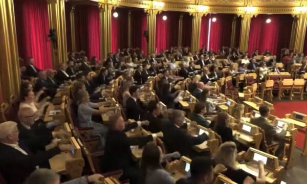 Βουλευτές στη Νορβηγία πανηγύρισαν τη νίκη της εθνικής τους στο Μουντιάλ «τραβώντας κουπί» μέσα στη Βουλή