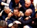 Βουλή στη Γεωργία: Βουλευτές της κυβέρνησης και της αντιπολίτευσης πιάστηκαν στα χέρια – ΒΙΝΤΕΟ