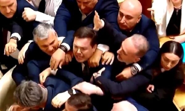 Βουλή στη Γεωργία: Βουλευτές της κυβέρνησης και της αντιπολίτευσης πιάστηκαν στα χέρια – ΒΙΝΤΕΟ