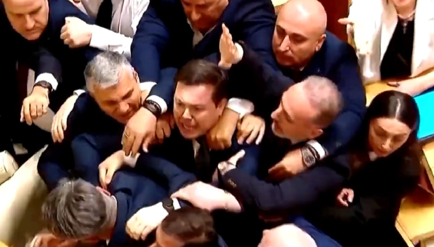 Βουλή στη Γεωργία: Βουλευτές της κυβέρνησης και της αντιπολίτευσης πιάστηκαν στα χέρια – ΒΙΝΤΕΟ