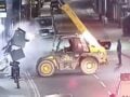 Συμμορία γκρέμισε τράπεζα με γερανό και «ξήλωσε» ATM – Κάμερα ασφαλείας κατέγραψε τη ληστεία