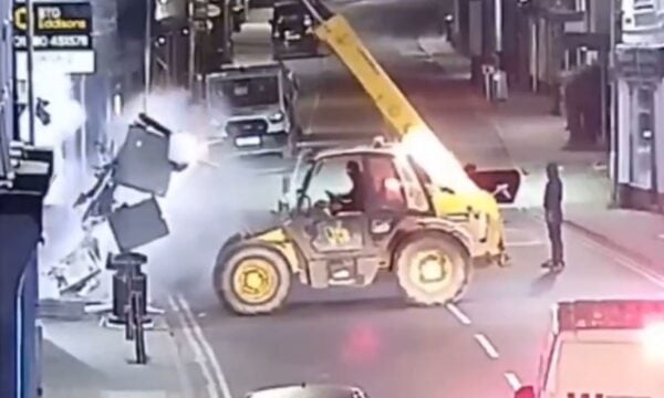 Συμμορία γκρέμισε τράπεζα με γερανό και «ξήλωσε» ATM – Κάμερα ασφαλείας κατέγραψε τη ληστεία