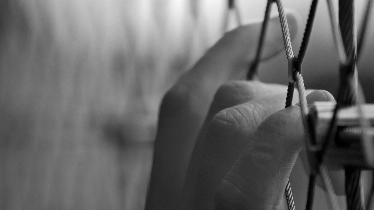 Άνθρωπος μπήκε σε κλουβί ζωολογικού κήπου και παρουσιαζόταν ως αξιοθέατο δίπλα σε ουρακοτάγκο (Photos) 1 Άνθρωπος μπήκε σε κλουβί ζωολογικού κήπου και παρουσιαζόταν ως αξιοθέατο δίπλα σε ουρακοτάγκο (Photos)