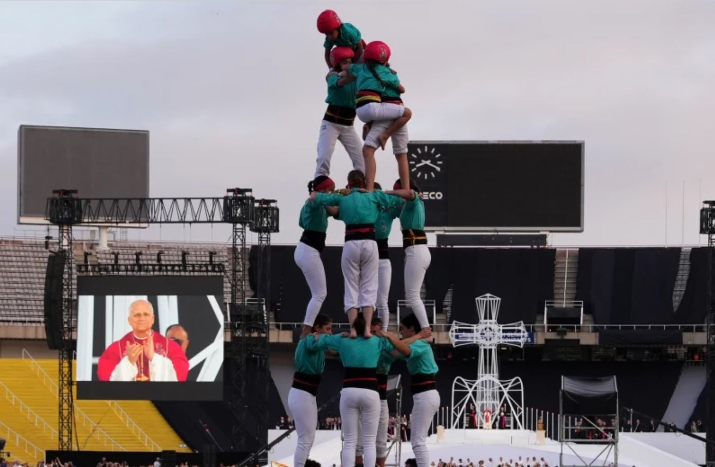 Οι Castellers της Καταλονίας: Θεαματική υποδοχή του Πάπα με ανθρώπινο πύργο 10 μέτρων – Δείτε το βίντεο