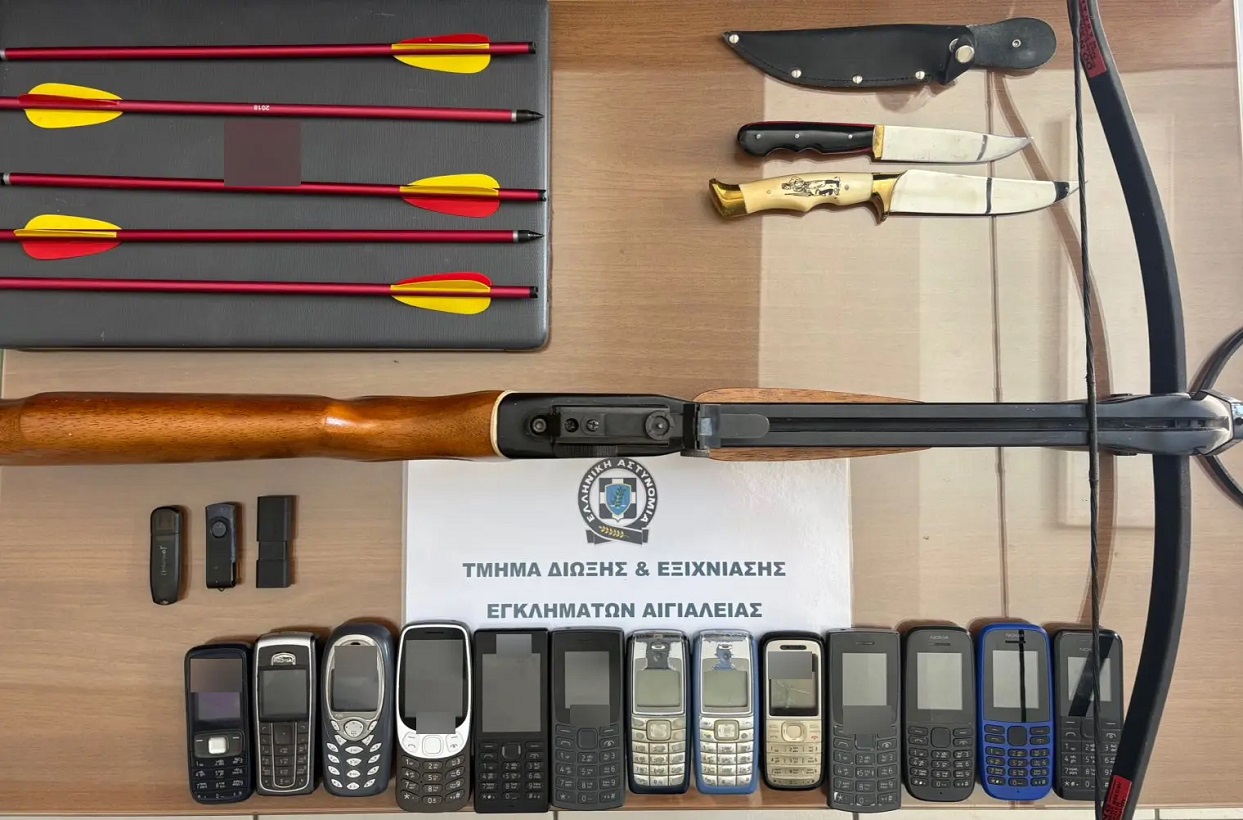 Ο Τζέιμς Δαλαμάγκας είχε τόξο και μαχαίρια στο σπίτι του στο Αίγιο – Συνελήφθησαν ο πατέρας και η σύντροφός του 5 Ο Τζέιμς Δαλαμάγκας είχε τόξο και μαχαίρια στο σπίτι του στο Αίγιο – Συνελήφθησαν ο πατέρας και η σύντροφός του