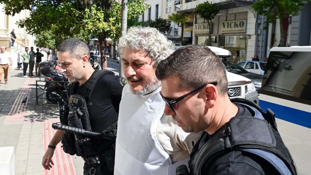 Τζέιμς Δαλαμάγκας: «Μεταμφιέστηκε σε ιερέα και διέφυγε από την Αυστραλία» αποκαλύπτει φίλος του – Ο εξωδικαστικός διακανονισμός για τη δολοφονία του αδερφού του 1 Τζέιμς Δαλαμάγκας: «Μεταμφιέστηκε σε ιερέα και διέφυγε από την Αυστραλία» αποκαλύπτει φίλος του – Ο εξωδικαστικός διακανονισμός για τη δολοφονία του αδερφού του