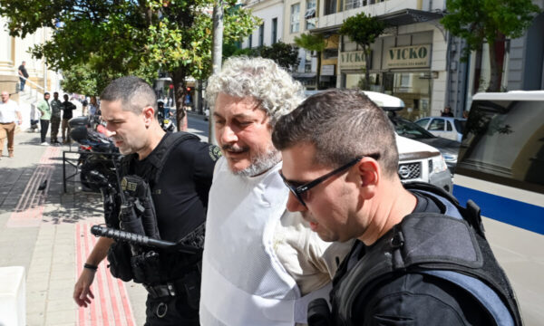 Τζέιμς Δαλαμάγκας: «Μεταμφιέστηκε σε ιερέα και διέφυγε από την Αυστραλία» αποκαλύπτει φίλος του – Ο εξωδικαστικός διακανονισμός για τη δολοφονία του αδερφού του