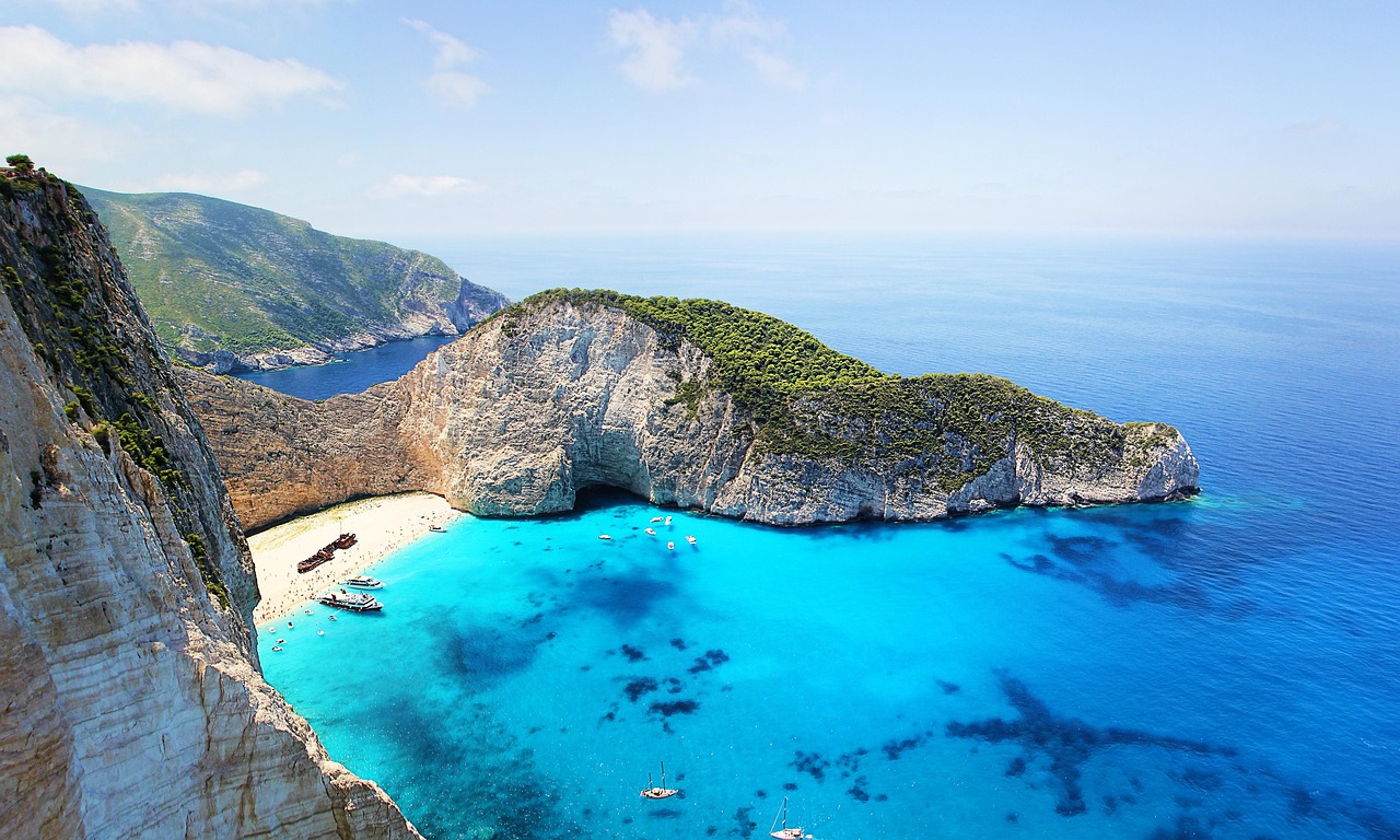 Δεν χρειάζεται αεροπλάνο: 7 κοντινές ελληνικές αποδράσεις που μοιάζουν διακοπές
