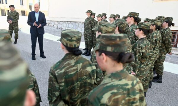Ο Νίκος Δένδιας συνάντησε τις εθελόντριες στρατιωτίνες στη Λαμία – «Αποτελούν φωτεινό πρότυπο για τον Ελληνισμό»