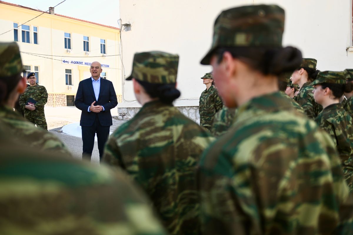 Επίσκεψη Δένδια στο στρατόπεδο της Λαμίας