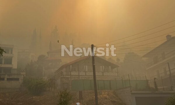 Φωτιά στο Δερβένι Ωραιοκάστρου: Ένας νεκρός και «βροχή» μηνυμάτων του 112 – Ένας εγκαυματίας στο Ιπποκράτειο