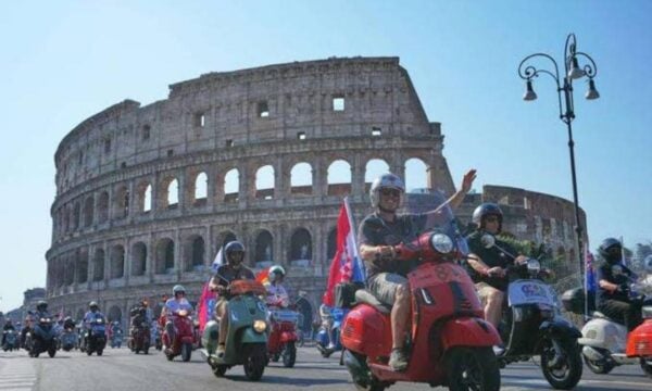Ρώμη: 80 χρόνια ιστορίας για τη Vespa και γιορτή με χιλιάδες αναβάτες στο κέντρο της πόλης