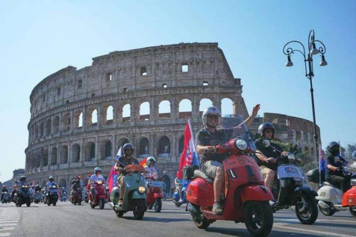 Ρώμη: 80 χρόνια ιστορίας για τη Vespa και γιορτή με χιλιάδες αναβάτες στο κέντρο της πόλης