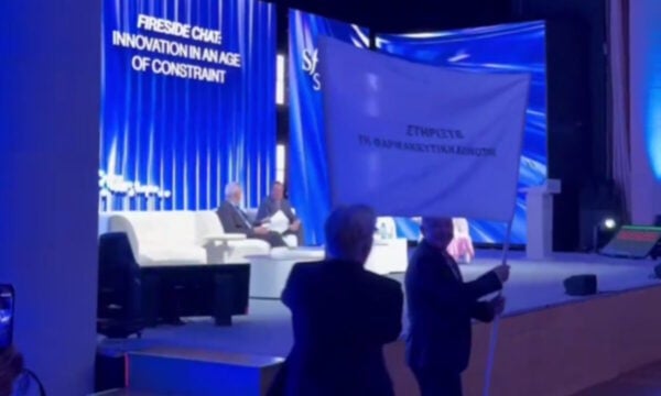 Σε αδιέξοδο η σύγκρουση κυβέρνησης – φαρμακοβιομηχανίας: Τα επικοινωνιακά τεχνάσματα και ο πραγματικός κίνδυνος για τους ασθενείς