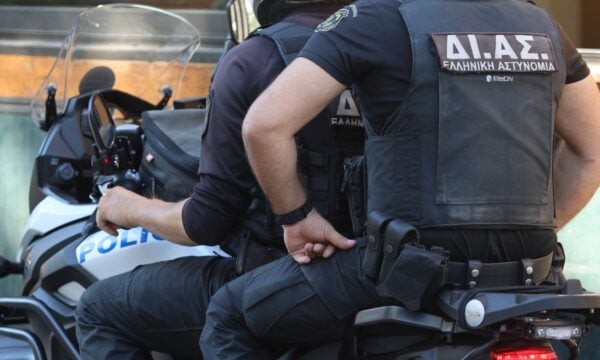Πάτρα: Άνδρας μπούκαρε στο σπίτι της ηλικιωμένης μητέρας του και την περιέλουσε με οινόπνευμα