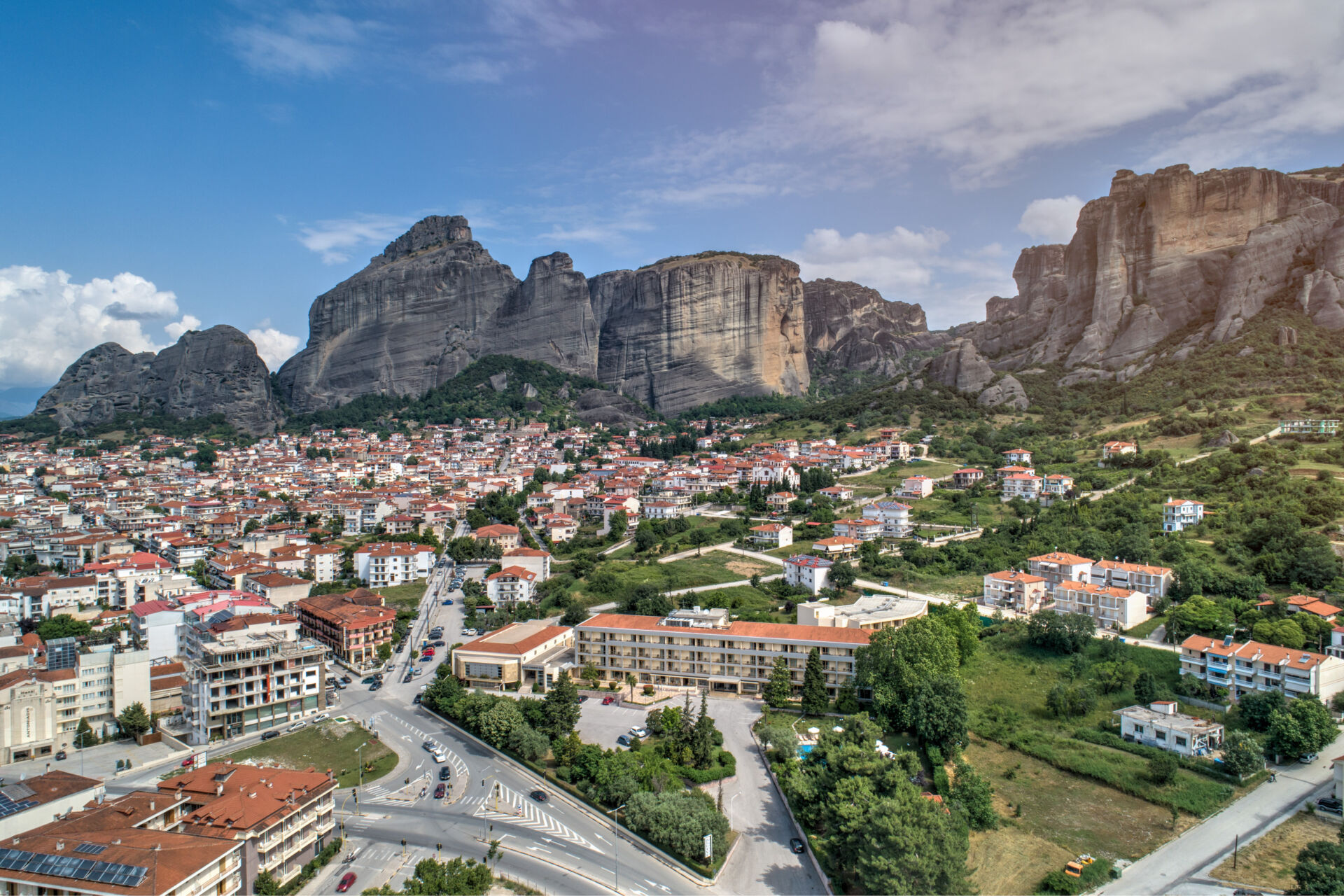 Divani Meteora Hotel: Το καλοκαίρι βρίσκει νέο προορισμό στην καρδιά της Θεσσαλίας