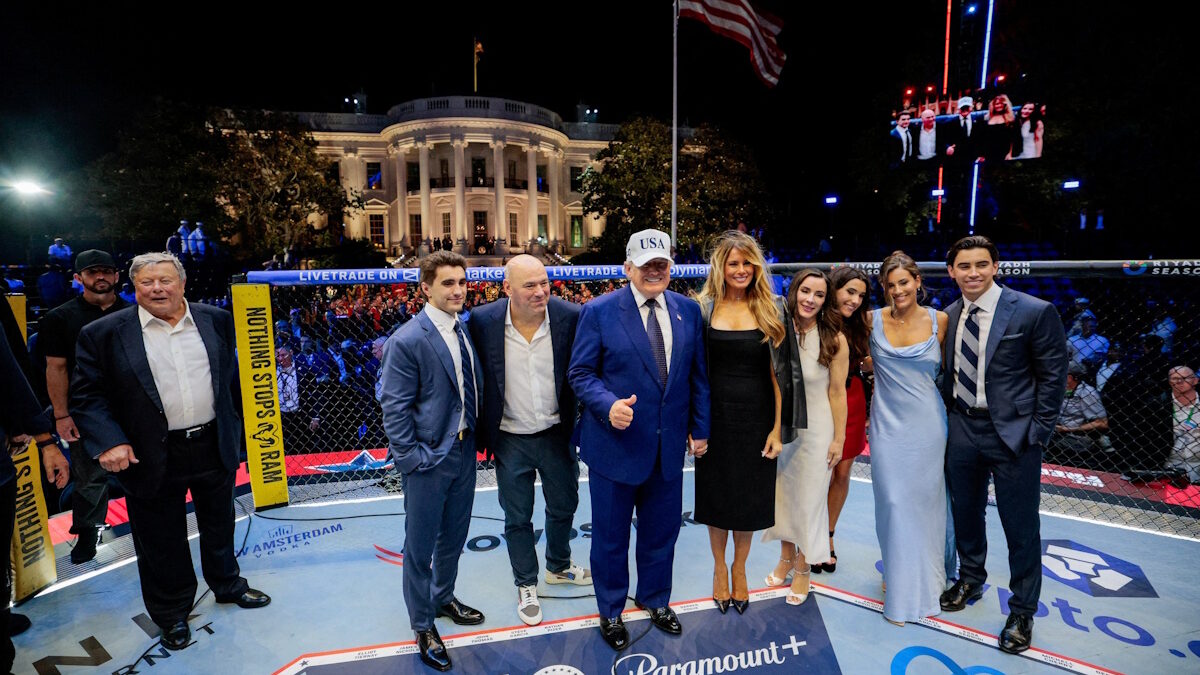Ο Λευκός Οίκος έγινε οκτάγωνο του UFC στα γενέθλια του Ντόναλντ Τραμπ: Ρατσιστική δήλωση μαχητή για τη Μισέλ Ομπάμα 1 Ο Λευκός Οίκος έγινε οκτάγωνο του UFC στα γενέθλια του Ντόναλντ Τραμπ: Ρατσιστική δήλωση μαχητή για τη Μισέλ Ομπάμα