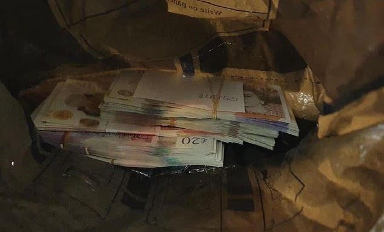 Δεσμίδες μετρητών που κατασχέθηκαν κατά την έφοδο της αστυνομίας στο σπίτι του Σαχίντ Αντνάν στο Έβερτον του Λίβερπουλ, αφού πανεπιστημιακός εντόπισε τα στοιχεία του σε εργασία που είχε καταθέσει φοιτητής.Φωτογραφία: Εισαγγελική Υπηρεσία του Στέμματος για τις περιοχές Μέρσεϊσαϊντ και Τσέσαϊρ