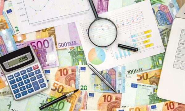 Φορολογική ενημερότητα: Τι αλλάζει στις εισπράξεις χρημάτων από το Δημόσιο και στις μεταβιβάσεις ακινήτων