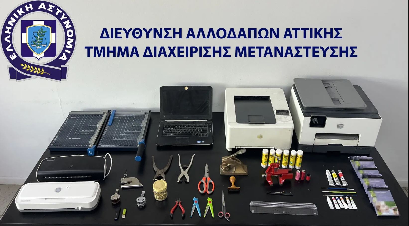 Κύκλωμα παραγωγής και διακίνησης πλαστών ταξιδιωτικών εγγράφων στην Αττική: περισσότερα από 200.000 ευρώ τα παράνομα κέρδη 7 plasta