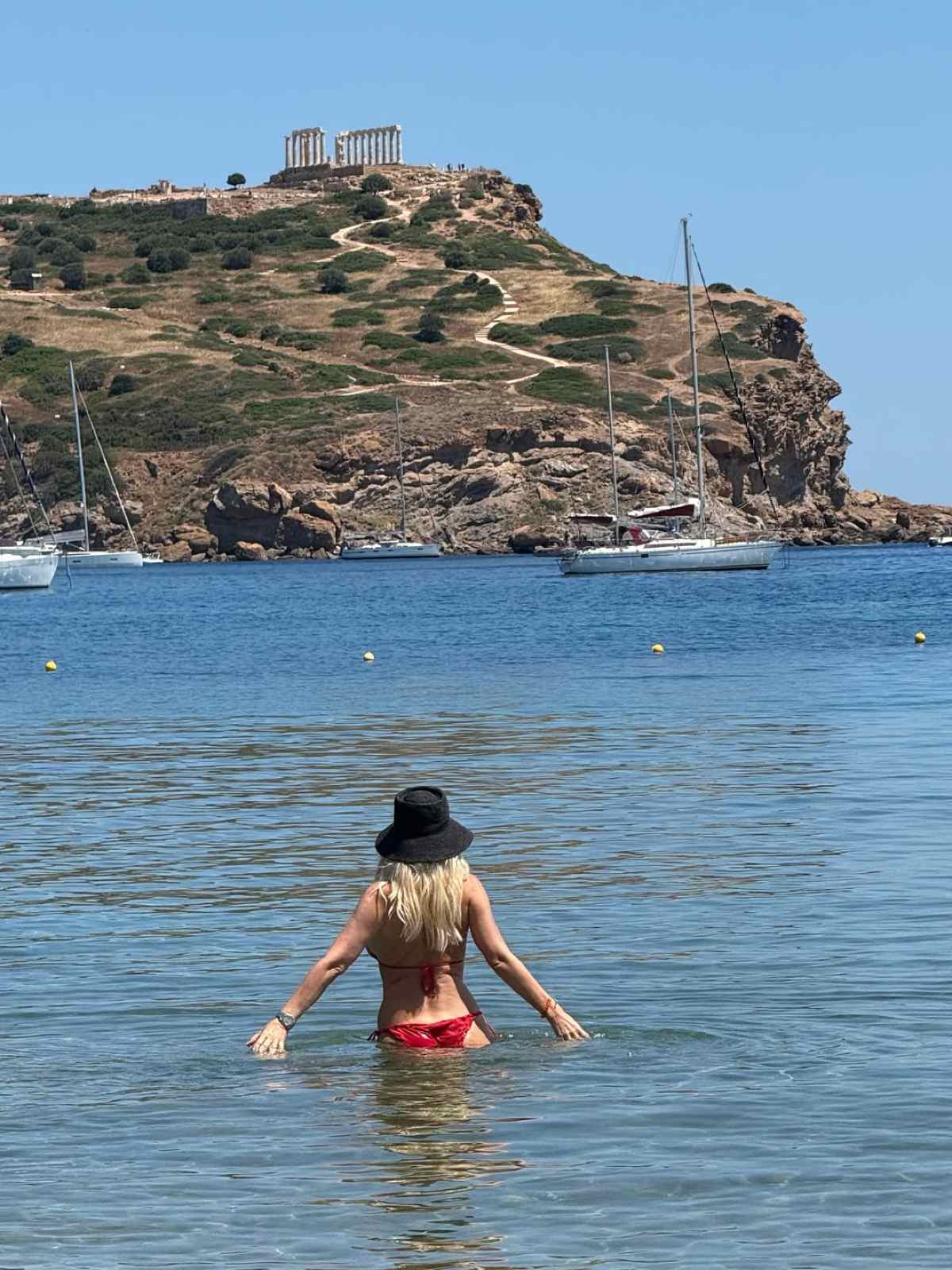Ελένη Μενεγάκη: Για κυριακάτικο μπάνιο στη θάλασσα με τον Ματέο Παντζόπουλο – Οι φωτογραφίες με κόκκινο μαγιό που «έριξαν» το Instagram 18 Ελένη Μενεγάκη