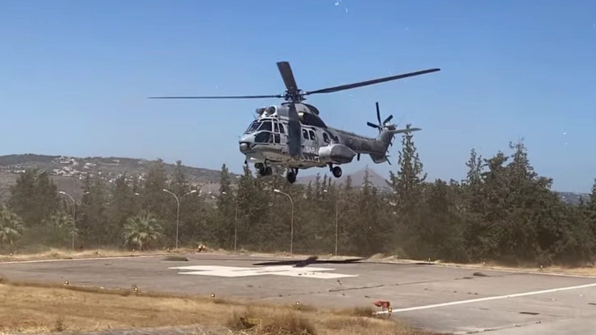 Χανιά: Η στιγμή που ναυτικός μεταφέρεται με ελικόπτερο της Πολεμικής Αεροπορίας στο νοσοκομείο 1 Χανιά: Η στιγμή που ναυτικός μεταφέρεται με ελικόπτερο της Πολεμικής Αεροπορίας στο νοσοκομείο