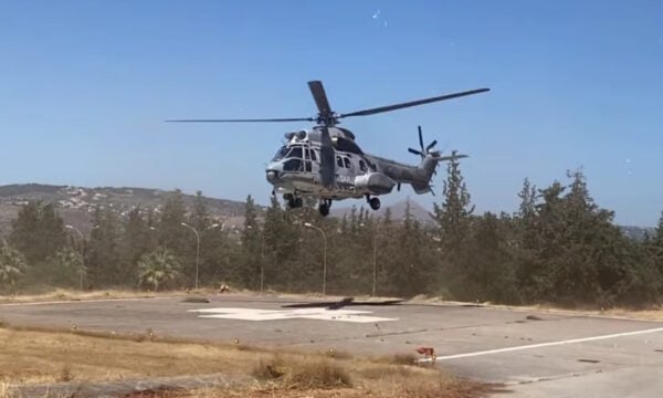 Χανιά: Η στιγμή που ναυτικός μεταφέρεται με ελικόπτερο της Πολεμικής Αεροπορίας στο νοσοκομείο