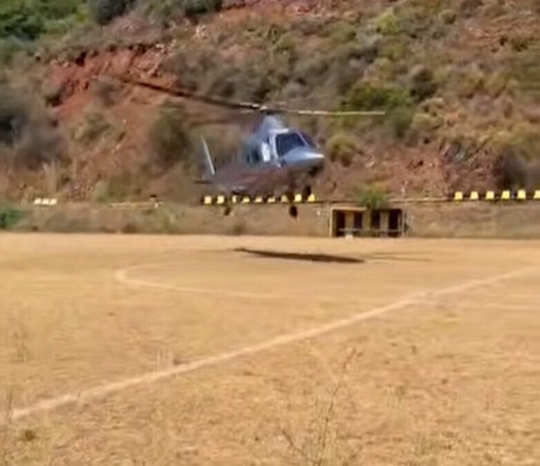 Μάριος Ηλιόπουλος προσγειώθηκε με ελικόπτερο στη γενέτειρά του, τον Λογγά Μεσσηνίας 1 Μάριος Ηλιόπουλος προσγειώθηκε με ελικόπτερο στη γενέτειρά του, τον Λογγά Μεσσηνίας