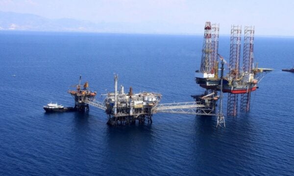 Μέσα στο καλοκαίρι το market test για την αποθήκη CO2 της Energean στον Πρίνο – Φτάνει σύντομα στο Πέραμα η υπεράκτια πλατφόρμα