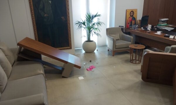 Ρέθυμνο: Άνδρας εισέβαλε στο δημαρχείο σε έξαλλη κατάσταση και τα έκανε «γυαλιά καρφιά»