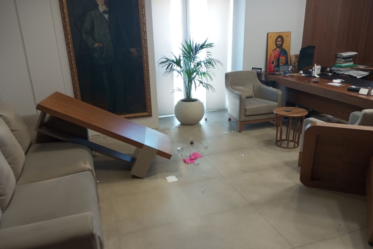 Ρέθυμνο: Άνδρας εισέβαλε στο δημαρχείο και προκάλεσε ζημιές σε έξαλλη κατάσταση