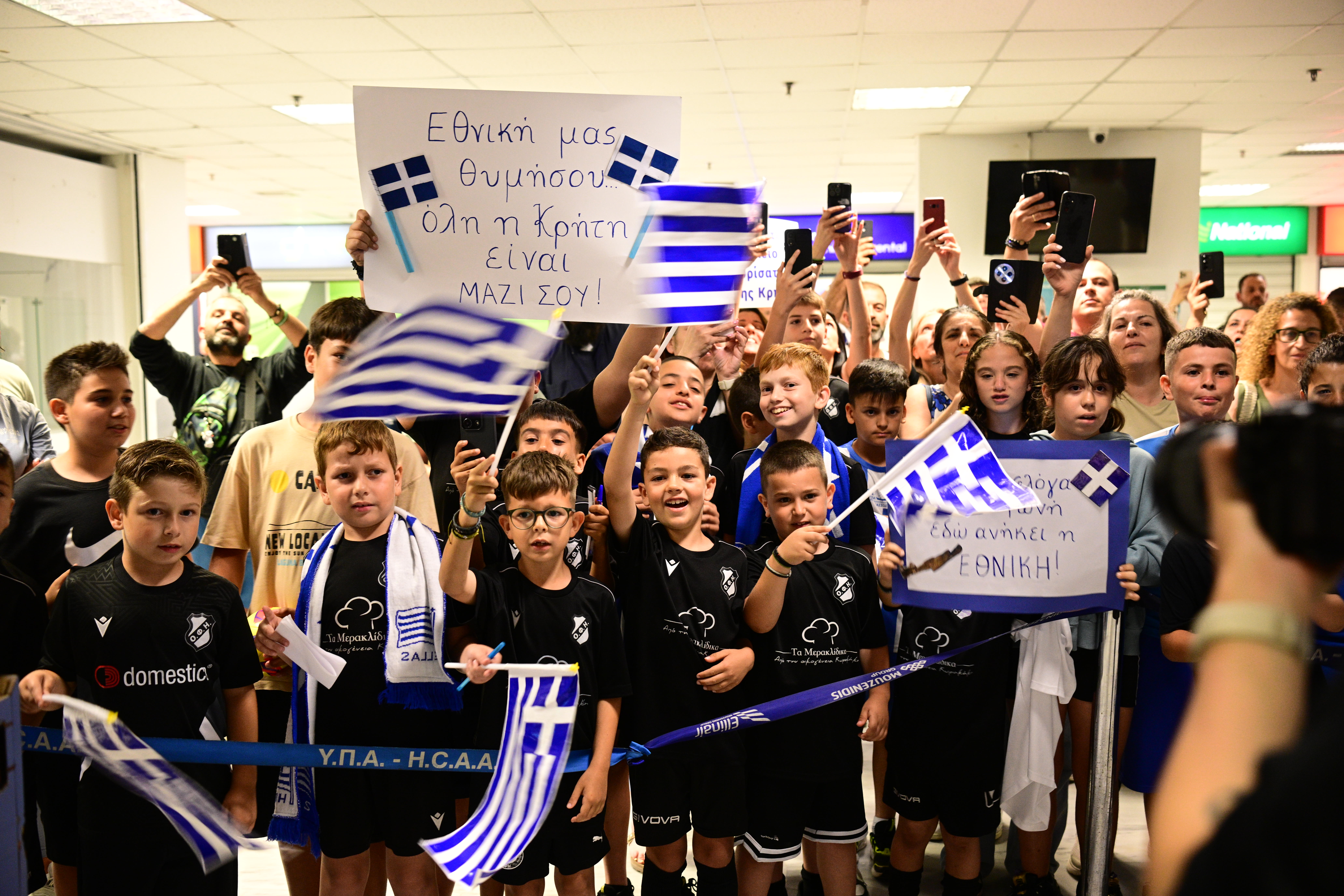 Εθνική Ελλάδας: Με καλιτσούνια και μουσική υποδέχθηκαν τη γαλανόλευκη στο Ηράκλειο