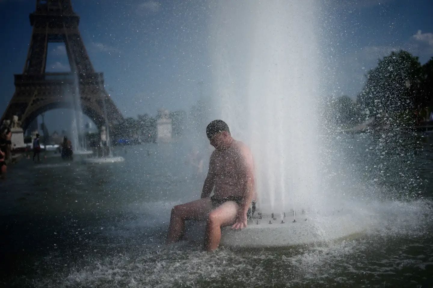 Καύσωνας στην Ευρώπη: Η Γαλλία κατέγραψε την πιο ζεστή ημέρα της ιστορίας της, το Παρίσι έγινε Μέκκα και το Λονδίνο ξεπέρασε την Καλκούτα