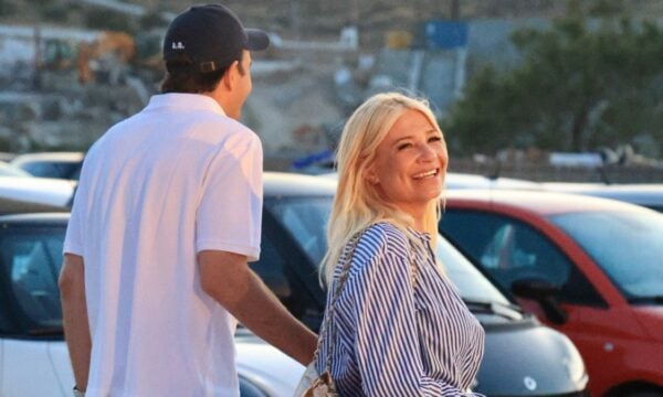 Φαίη Σκορδά και Αλέξανδρος Αθανασιάδης στην Πάρο: φωτογραφίες από τρυφερές στιγμές