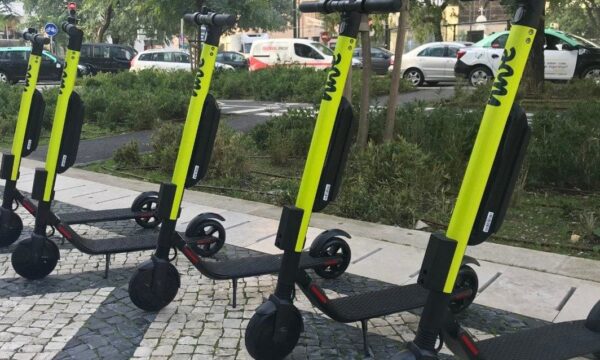 Ευρωπαϊκή πόλη απαγορεύει τα κοινόχρηστα ηλεκτρικά πατίνια