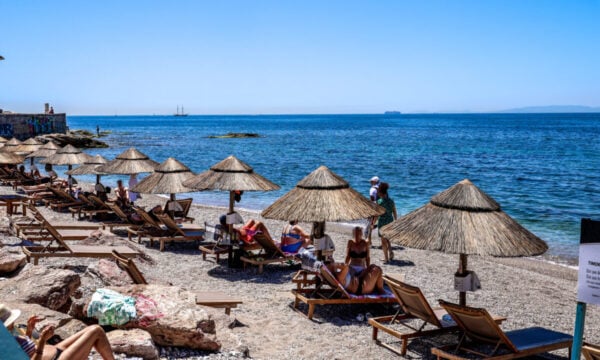 Ανάβυσσος: Σύλληψη 72χρονου για παράνομες ξαπλώστρες και ομπρέλες σε παραλία