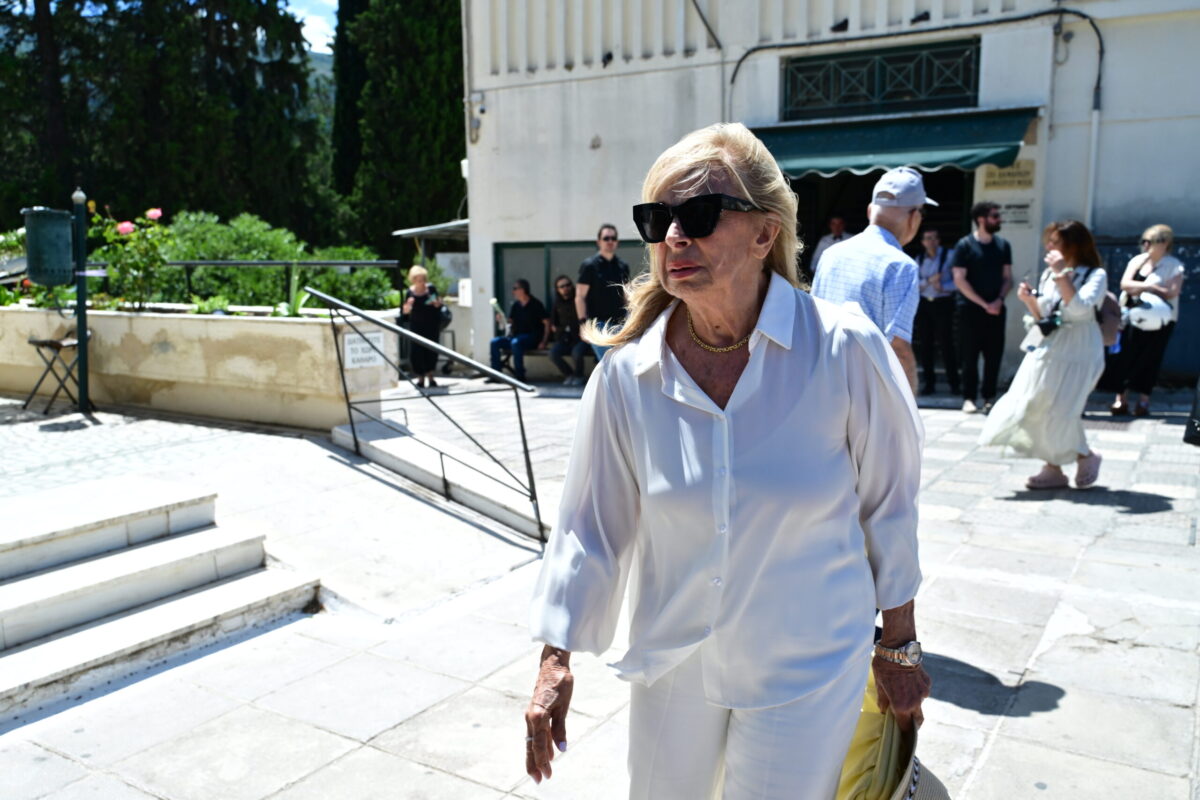 Κηδεία Σωτήρη Τσόγκα: Το τελευταίο αντίο στον ηθοποιό – Συντετριμμένη η σύζυγός του, Μαίρη Ραζή 28 φόνσου