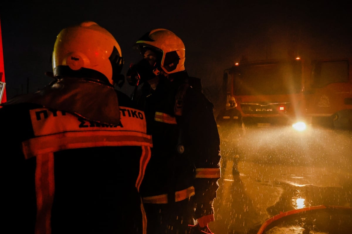 Φωτιά στις αποθήκες Σκουλούδη στο Ηράκλειο, όπου σχεδιάζεται κλειστή δομή μεταναστών