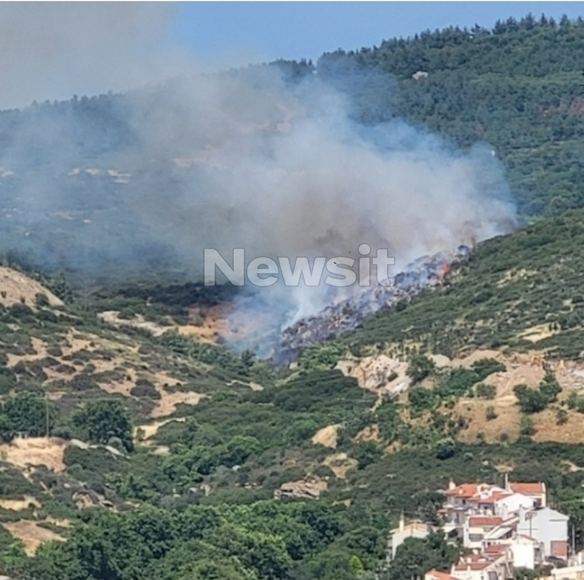 Πυρκαγιά στα Πεύκα Θεσσαλονίκης: Μαίνεται σε δασική ζώνη – Ενεργοποιήθηκε το 112