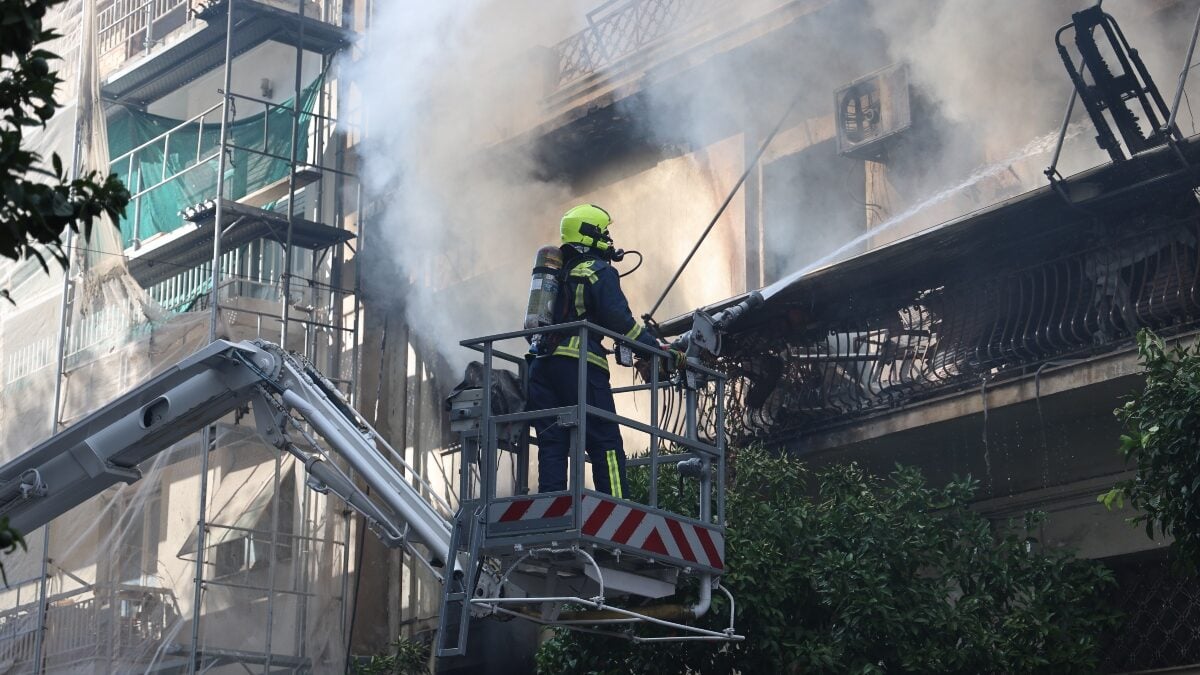 Φωτιά στην Καλλιθέα: Ο διανομέας που έσωσε την 75χρονη λέει «Πήδηξε πάνω μας, την πιάσαμε και το σπίτι κάηκε ολοσχερώς»