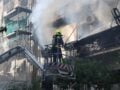 Φωτιά στην Καλλιθέα: Ο διανομέας που έσωσε την 75χρονη λέει «Πήδηξε πάνω μας, την πιάσαμε και το σπίτι κάηκε ολοσχερώς»