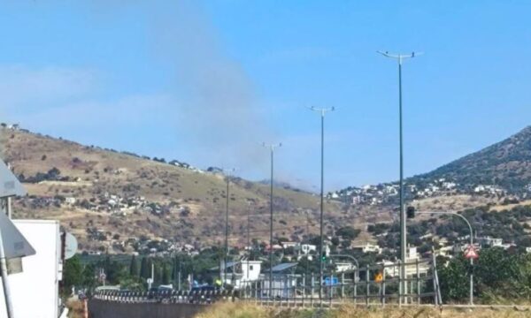 Δύο ελικόπτερα επιχείρησαν κατάσβεση πυρκαγιάς στη Λαυρεωτική