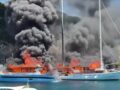 Φωτιά στο λιμάνι στους Παξούς: Ένα σκάφος καταστράφηκε, βυθίστηκε ιστιοφόρο – Βούτηξε στη θάλασσα για να σωθεί ο καπετάνιος
