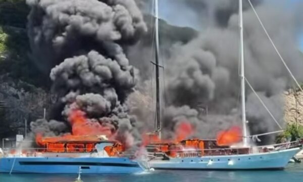 Φωτιά στο λιμάνι στους Παξούς: Ένα σκάφος καταστράφηκε, βυθίστηκε ιστιοφόρο – Βούτηξε στη θάλασσα για να σωθεί ο καπετάνιος