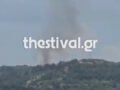 Φωτιά στο Δερβένι Θεσσαλονίκης: Καίει ξερά χόρτα, σηκώθηκε ελικόπτερο