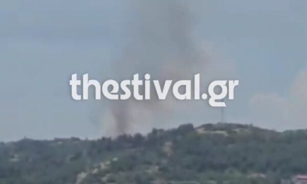 Φωτιά στο Δερβένι Θεσσαλονίκης: Καίει ξερά χόρτα, σηκώθηκε ελικόπτερο