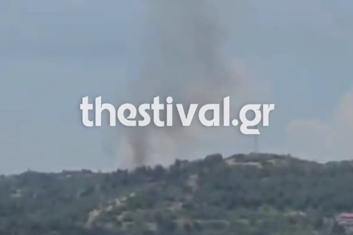 Φωτιά στο Δερβένι Θεσσαλονίκης: Καίει ξερά χόρτα, σηκώθηκε ελικόπτερο