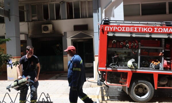 Φωτιά σε ξενοδοχείο στην Ομόνοια: Διασωληνωμένος ο πολυεγκαυματίας μετά την έκρηξη ηλεκτρικού πατινιού