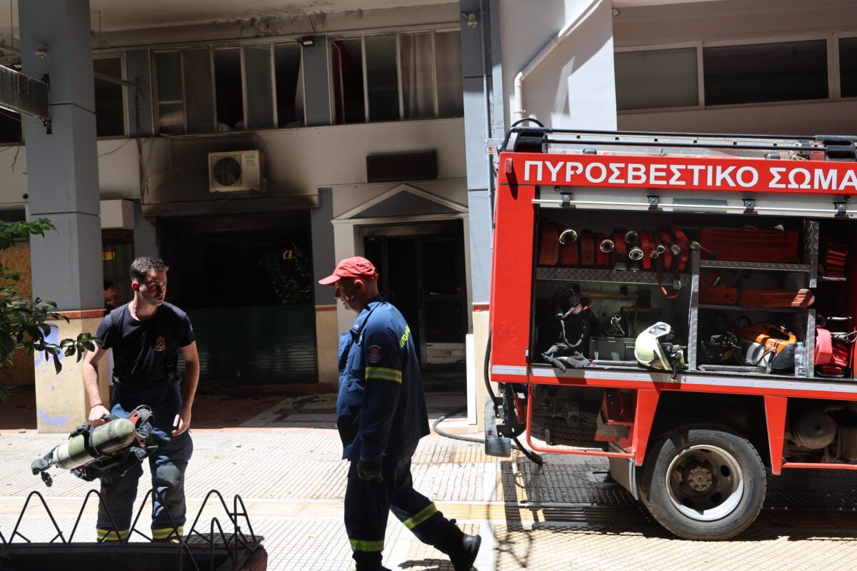 Φωτιά σε ξενοδοχείο στην Ομόνοια: Διασωληνωμένος ο πολυεγκαυματίας μετά την έκρηξη ηλεκτρικού πατινιού